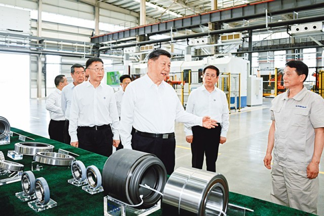 2025年5月19日至20日,中共中央总书记、国家主席、中央军委主席习近平在河南考察。这是19日下午,习近平在洛阳轴承集团股份有限公司智能工厂考察。 新华社记者 谢环驰/摄 2025年5月19日至20日,中共中央总书记、国家主席、中央军委主席习近平在河南考察。这是19日下午,习近平在洛阳轴承集团股份有限公司智能工厂考察。 新华社记者 谢环驰/摄